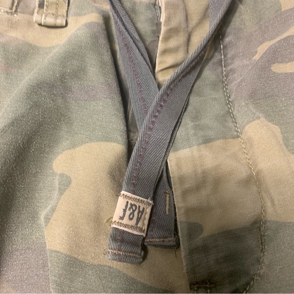 Abercrombie & Fitch vintage men's 34 Tan Camouflage Cargo Shorts, rugged ,cotton - Picture 5 of 16